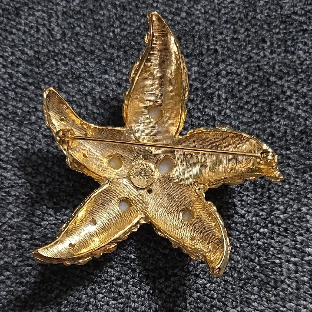 Rare Accessocraft NYC Signed Gold Tone Starfish, Faux Pearls Textured Brooch‎